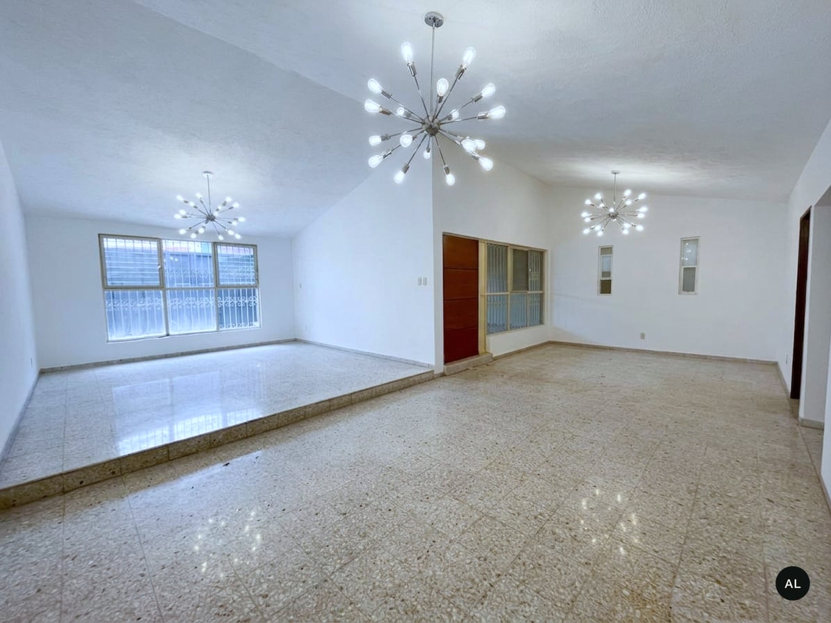 Sala principal amplia, lista para recepción u oficina